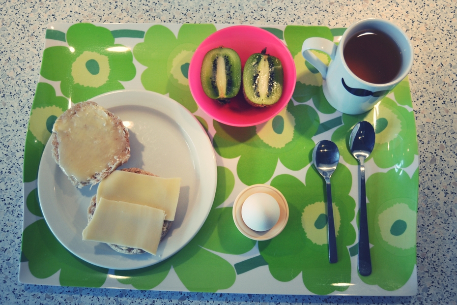 morgenmad-bolle-ost-honning-æg-kiwi-grøn-te